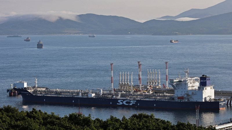 Fotografija: Embargo bo veljal za glavno pot ruske nafte v EU – po morju. FOTO: Tatiana Meel/Reuters
