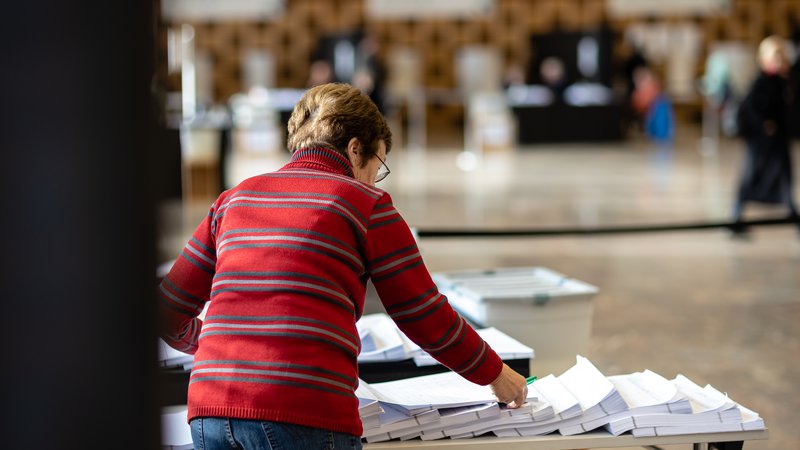 Fotografija: V prvem krogu lokalnih volitev, ki so 20. novembra potekale v 212 občinah po državi, je bila volilna udeležba do 11. ure 10,02-odstotna. FOTO: Črt Piksi/Delo
