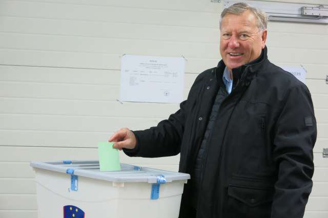 Kranjski županski kandidat Ivo Bajec pri oddaji svojega glasu v drugem krogu županskih volitev. Foto: STA

