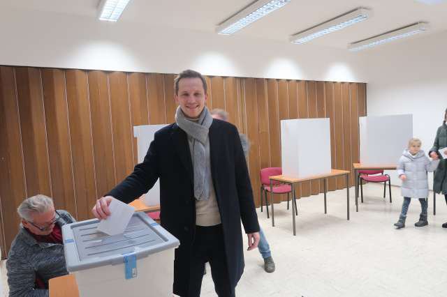 Neodvisni kandidat za župana Mestne občne Celje Matija Kovač je oddal svoj glas v drugem krogu županskih volitev. Foto: STA
