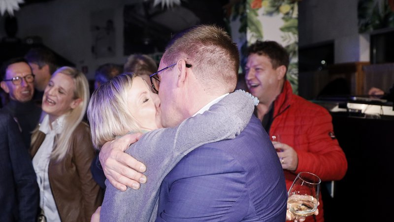 Fotografija: Novi novogoriški župan Samo Turel je tako poljubil ženo. FOTO: Jože Suhadolnik/Delo
