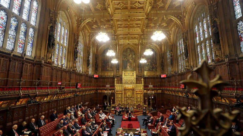 Fotografija: Zgornji dom britanskega parlamenta spada med manj priljubljene institucije na Otoku, toda njegova ukinitev ne bo nič lažja. Foto: Kirsty Wigglesworth/Reuters
