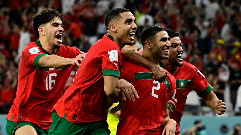 Fotografija: Veselju maroških nogometašev ob podvigu proti favoritom iz Španije ni bilo konca. FOTO: Javier Soriano/AFP
