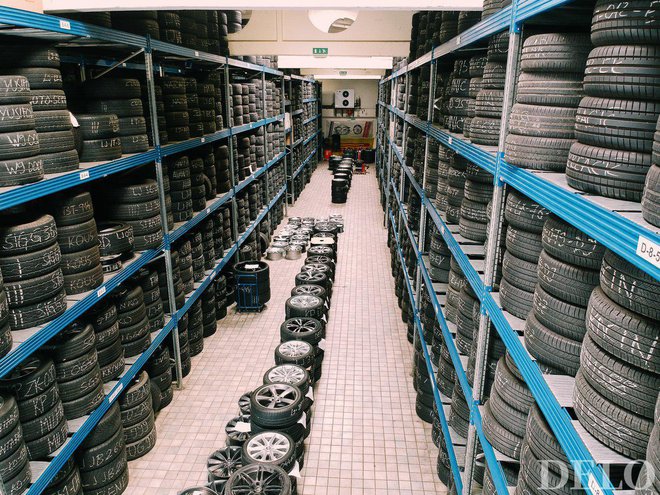 Za stranke hranijo več kot 20 tisoč pnevmatik. Mnoge so nameščene na platiščih in ta tudi popravljajo.

FOTO: arhiv Špan
