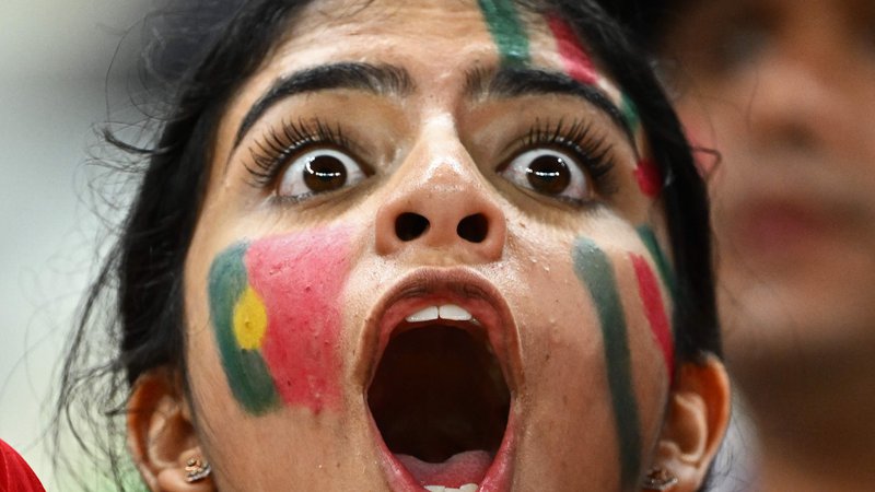 Fotografija: Navijačica portugalske reprezentance na tekmi osmine finala s Švico v Lusailu. FOTO: Jewel Samad/AFP
