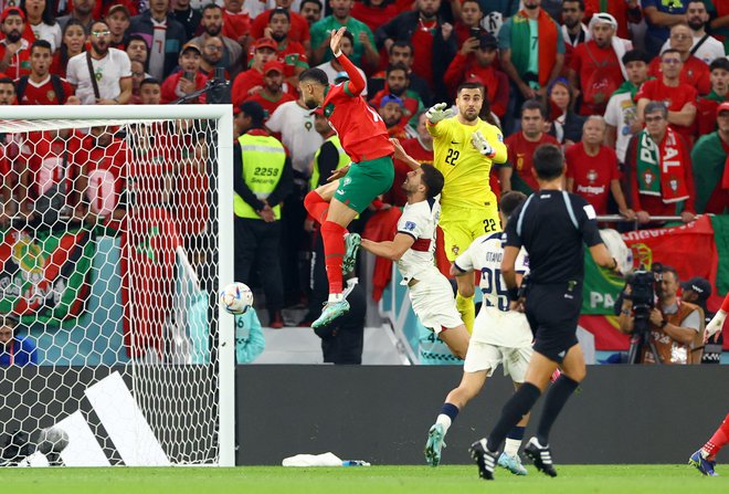 Skok v vesolje je izvedel maroški junak Youssef En-Nesyri in z glavo zabil gol za veliko maroško slavje proti Portugalski. FOTO: Bernadett Szabo/Reuters
