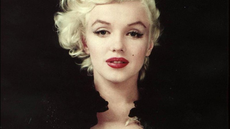 Fotografija: Marilyn Monroe: V enem od zadnjih intervjujev jo je novinar vprašal »Kakšni ljudje so dvojčki?« Jekyll in Hyde, dva v enem, je odgovorila. »In to ste vi?« »Ne, jaz sem več kot dva. Jaz sem toliko različnih ljudi. Včasih me šokirajo. Tako bi si želela, da bi bila včasih samo jaz.« FOTO: Arhiv Delo
