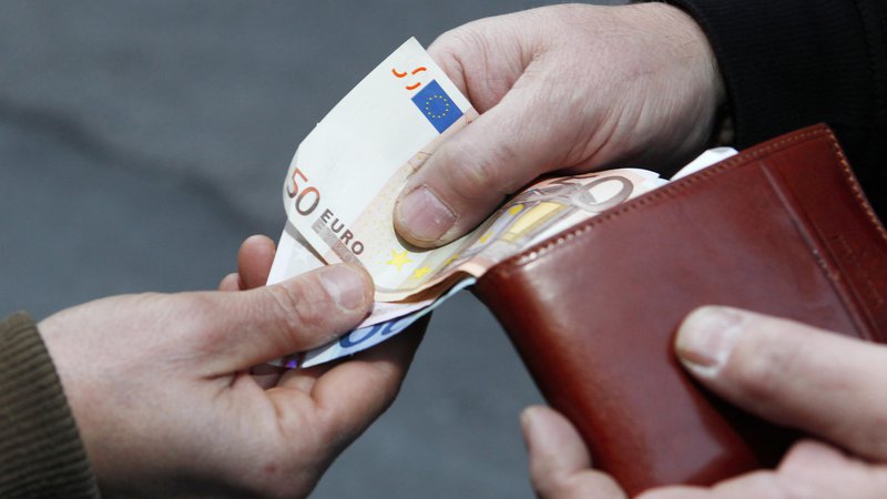 Fotografija: Zaposleni imajo letos v denarnicah več denarja, ki pa je manj vreden. FOTO: Jože Suhadolnik/Delo
