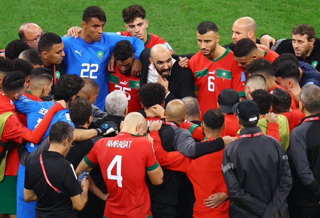 Walid Regragui (v sredini) je sijanko vodil in povezal maroške igralce. FOTO: Hannah Mckay/Reuters
