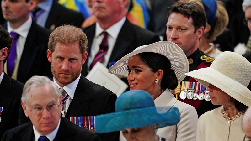 Fotografija: Harry in Meghan sta iz kraljeve družine izstopila, ker se njune predstave o lastnem delovanju v njej niso skladale z osnovnimi postavkami ustavne monarhije. FOTO: Reuters
