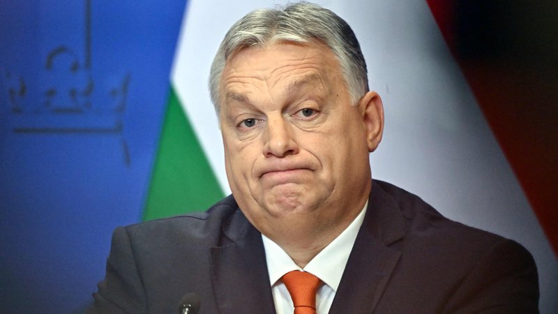 Fotografija: Četudi ne sprejema odgovornosti za nastalo gospodarsko situacijo, Viktor Orbán v prihodnjem letu napoveduje vrsto ukrepov za njeno omilitev. FOTO: Attila Kisbenedek/AFP
