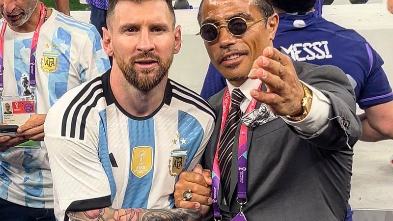 Fotografija: Nusret Gökce ali Salt Bae je po finalni tekmi svetovnega prvenstva v nogometu ujel tudi Lionela Messija. FOTO: Instagram
