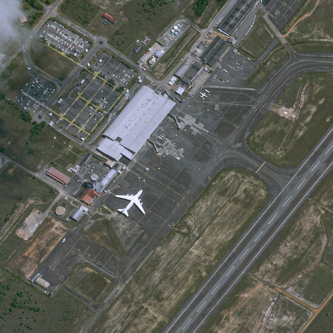 Pleiades Neo 3 je takole posnel letališče v Francoski Gvajani, ko so tja pripeljali satelita Pleiades Neo 5 in 6. FOTO: Airbus
