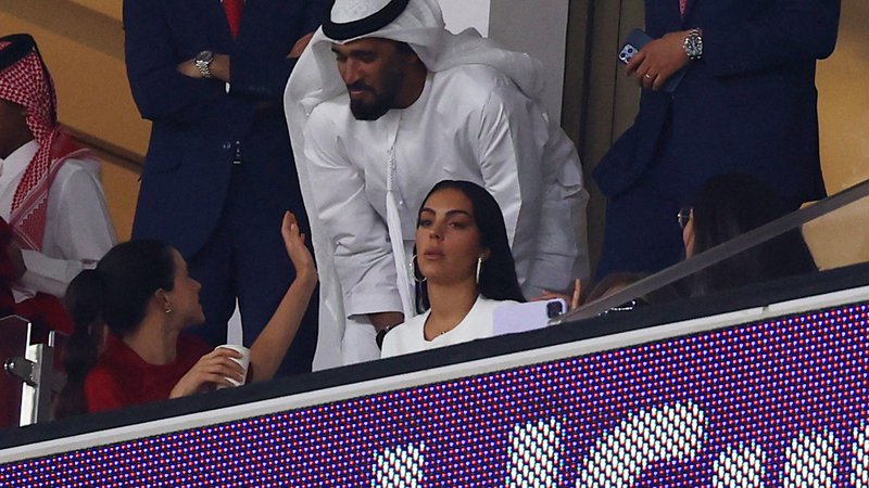 Fotografija: Georgina Rodriguez je v Katarju spremljala svojega dragega in ga za klavrn mundial potolažila z dragocenim darilom. FOTO: Kai Pfaffenbach/Reuters
