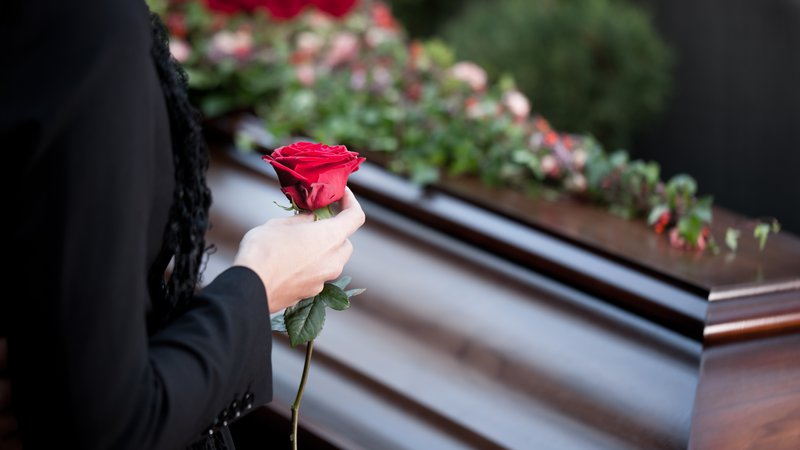 Fotografija: Vlogi za pogrebnino in posmrtnino se lahko vložita eno leto od smrti. FOTO: Shutterstock
