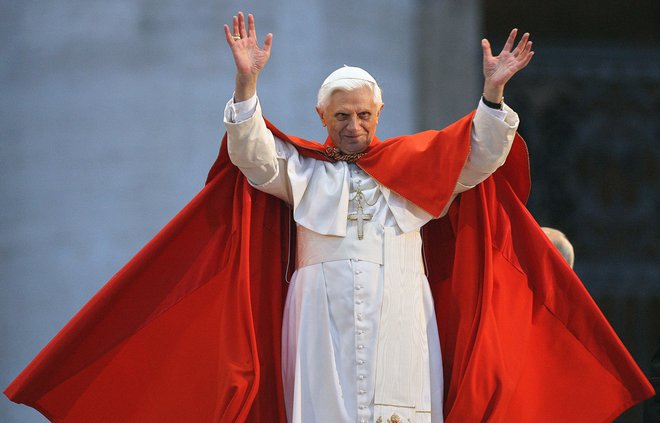Benedikt XVI. je sicer odgovoren tudi za modernizacijo papeževanja. FOTO: Alberto Pizzoli/Afp
