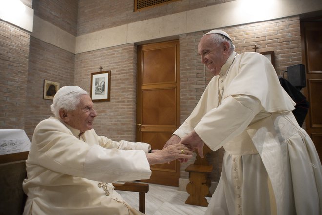 Obstaja le en papež, je vseskozi trdil Benedikt XVI. FOTO: Handout Afp
