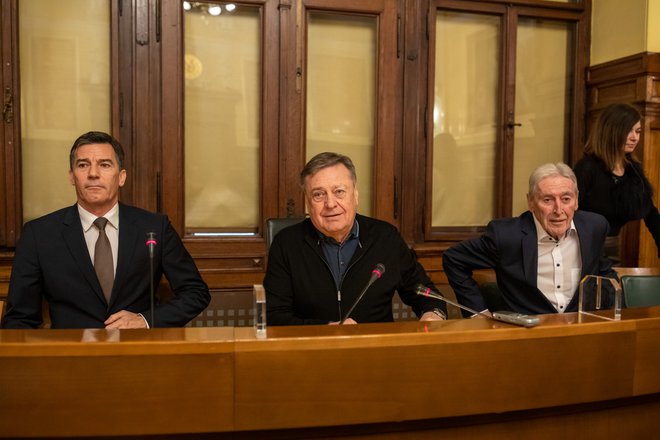 Samo Logar iz Gibanja Svoboda, župan Ljubljane Zoran Janković in podžupan Aleš Čerin so zatrdili, da bodo v prihodnjih štirih letih zgledno sodelovali. FOTO: Voranc Vogel/Delo
