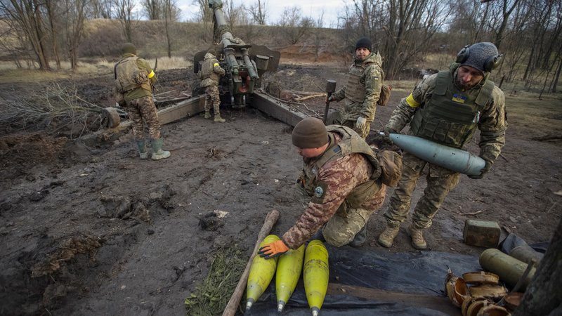 Fotografija: Če bi protiofenziva prisilila rusko vojsko v umik z levega brega reke Dneper, bi se ukrajinskim silam odprla možnost za začetek vojaške operacije za osvoboditev Krima. FOTO: Ana Kudrijavceva/Reuters
