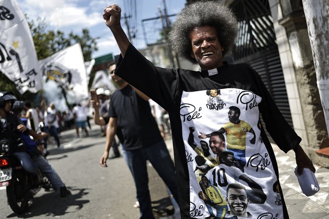 Navijači so se na stadion prihajali poslavljat v strnjenih kolonah. FOTO: Ueslei Marcelino/Reuters
