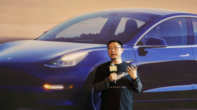 Fotografija: Tom Zhu namesto poslovnih oblek nosi puloverje iz flisa blagovne znamke Tesla. FOTO: Sun Yilei/Reuters
