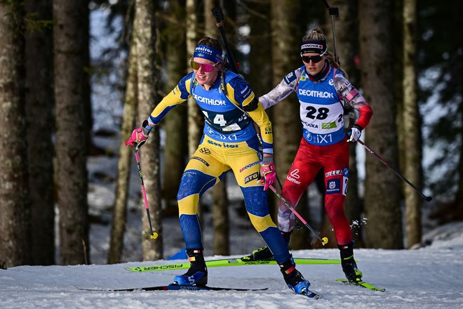Elvira Öberg beži Avstrijki Anni Gandler med četrtkovim šprintom na Pokljuki. FOTO: Jure Makovec/AFP
