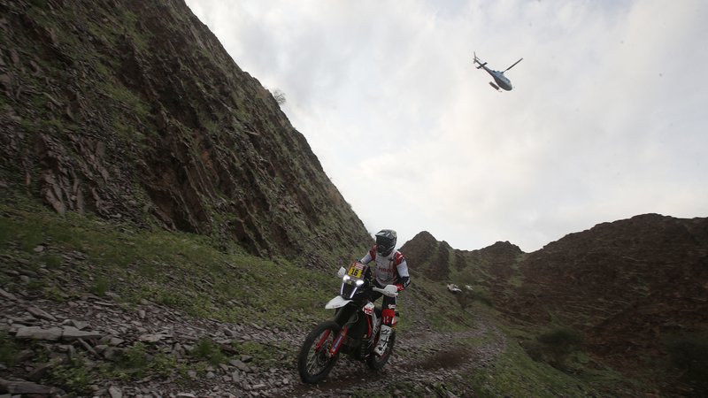 Fotografija: Ross Branch (Hero Motosports Team Rally) med drugo etapo letošnjega relija. FOTO: Hamad I Mohammed/Reuters
