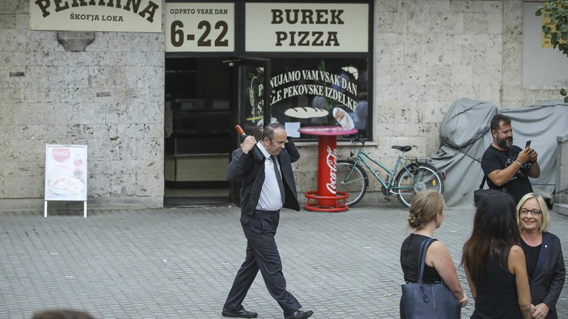 Fotografija: Ljubljanski policisti so na laž postavili poslanca Branka Grimsa in njegove navedbe o tem, da ga je neznani moški silovito potisnil po stopnicah. FOTO: Jože Suhadolnik/Delo
