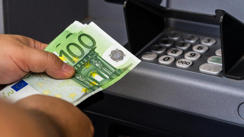 Fotografija: Minimalna plača se je zvišala za sto evrov. FOTO: Shutterstock
