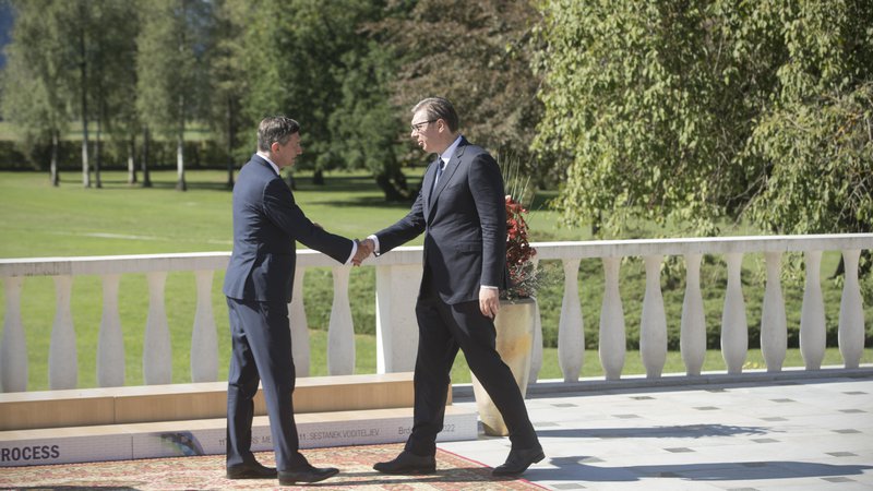 Fotografija: Aleksandar Vučić in nekdanji slovenski predsednik Borut Pahor (levo) med vrhom pobude Brdo – Brioni na Brdo pri Kranju 12.septembra 2022.  FOTO JURE ERŽEN
