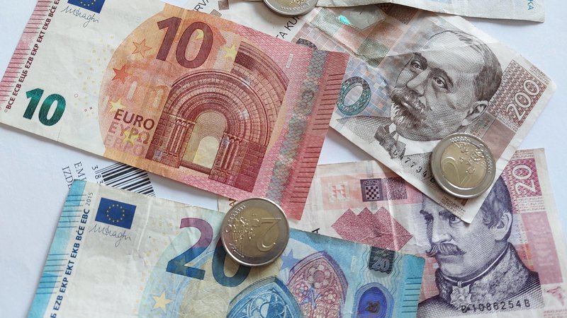 Fotografija: Hrvaška centralna banka (HNB) bo kovance menjala še tri leta od sprejetja nove valute, torej do konca leta 2025, bankovce pa brez omejitve. FOTO: Dejan Vodovnik
