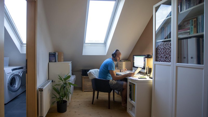 Fotografija: Delo od doma je idealno za pisarniške in podobne dejavnosti. Foto Matej Družnik
