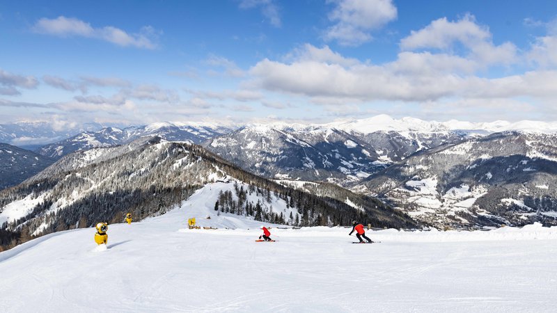 Fotografija: Čeprav se na avstrijskem Koroškem hvalijo s »čudovitimi smučišči na sončni strani Alp«, so vedno bolj pripravljeni tudi na zime brez bele odeje. Foto Franz Gerdl
