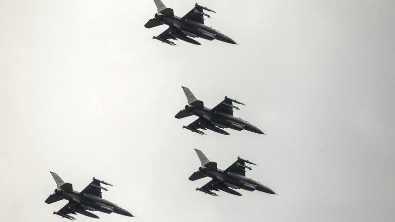 Fotografija: Oblasti v Ankari si želijo z nakupom dopolniti vojaško letalstvo, v katerem je trenutno 243 lovcev F-16 ameriškega proizvajalca General Dynamics. Foto Matej Družnik
