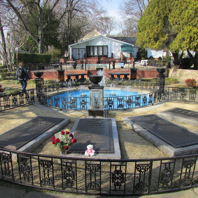 V Meditacijskem vrtu, ki je bil urejen že sredi 60. let kot intimno zatočišče z okroglim bazenom in vodometi, je zdaj družinsko pokopališče. FOTO: Katja Željan
