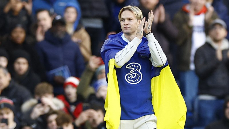 Fotografija: Ob polčasu tekme, ki so jo na Stamford Bridgeu odigrali 15. januarja, je namenil aplavz navijačem Chelseaja. FOTO:Peter Cziborra/Reuters
