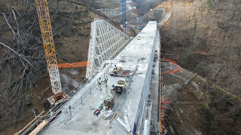 Fotografija: Zahtevni viadukt Glinščica povezuje dva najdaljša predora v 13 kilometrov dolg predorski sistem. Foto 2TDK
