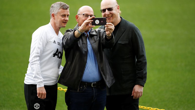 Fotografija: Družina Glazer, ki obvladuje Manchester United (levo nekdanji trener Ole Gunnar Solskjær), sodi med najbolj znane ameriške vlagatelje v nogometni Evropi. FOTO: Carl Recine/Reuters
