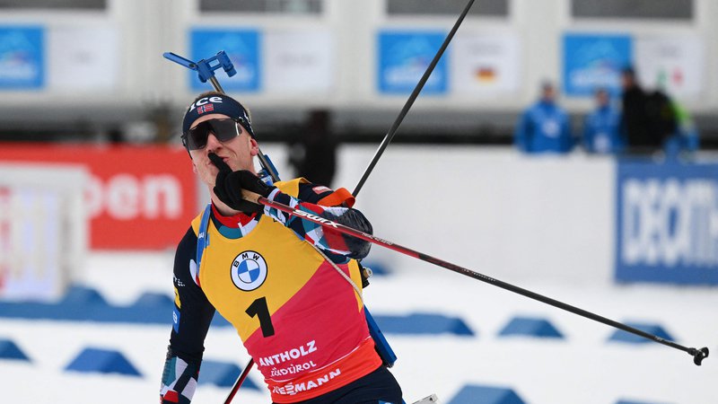 Fotografija: Norvežan Johannes Thingnes Boe je zmagovalec tudi 12,5 km dolge zasledovalne biatlonske preizkušnje svetovnega pokala v italijanski Anterselvi. FOTO: Vincenzo Pinto/AFP
