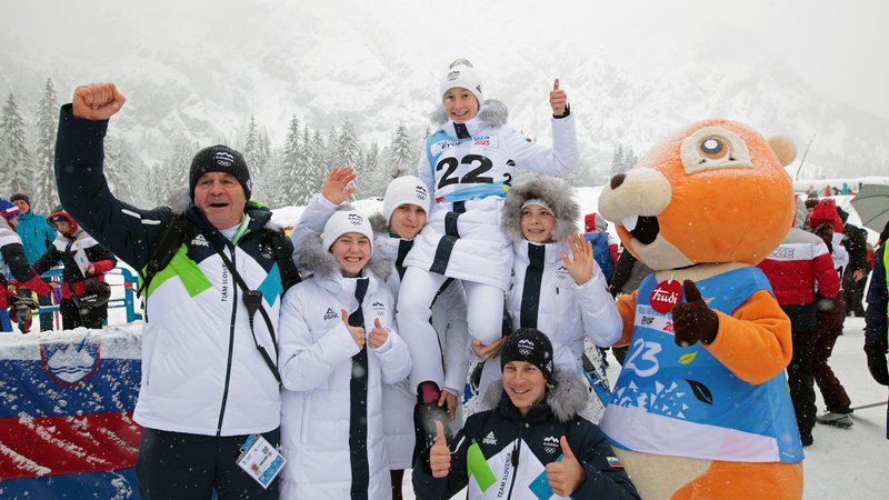 Fotografija: Nika Prevc (zgoraj) se je takole z reprezentančnimi kolegicami ter trenerjema Stanetom Balohom in Jurijem Tepešem veselila nove zmage na Olimpijskem festivalu evropske mladine (OFEM). FOTO: Aleš Fevžer
