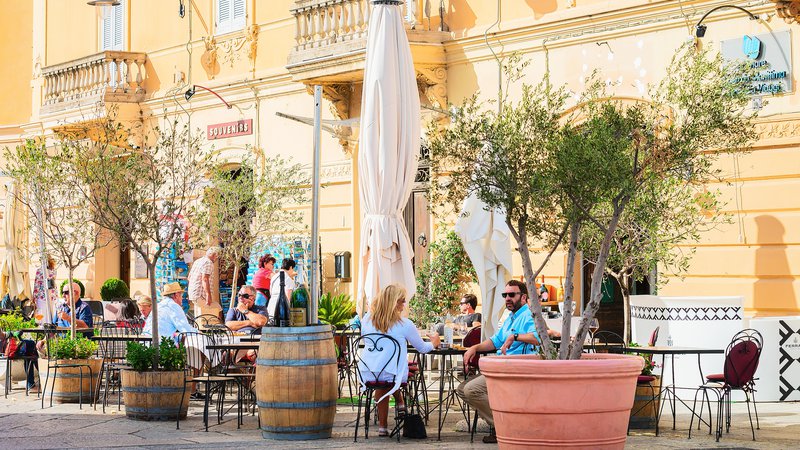 Fotografija: Sardinija je eno od petih območij na svetu, kjer prebivalci praviloma dosežejo visoko starost. FOTO: Shutterstock
