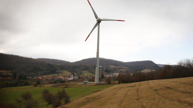 Fotografija: Vetrne elektrarne bo mogoče umeščati tudi tja, kjer so bile prej nesmiselno prepovedane. FOTO: Jože Suhadolnik/Delo
