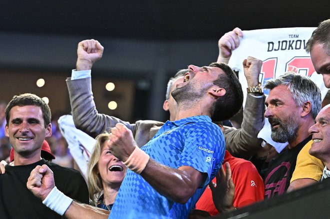 Novak Đoković je naslov proslavil tudi na tribuni z družino in člani svojega trenerskega štaba. FOTO: Manan Vatsyayana/AFP
