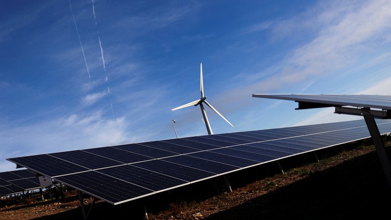 Fotografija: Delež elektrike, proizvedene v sončnih in vetrnih elektrarnah, se je lani povečal na 22 odstotkov. FOTO: Pedro Nunes/Reuters
