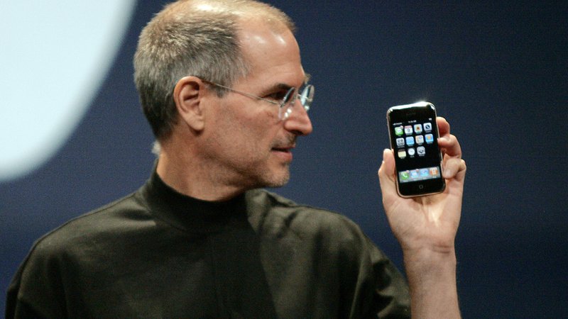 Fotografija: Steve Jobs s prvo generacijo iphona. FOTO: Kimberly White/Reuters
