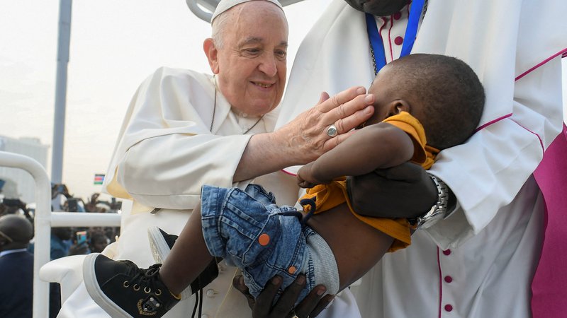 Fotografija: Frančiškovo štirideseto pastirsko potovanje v desetletju papeževanja je bilo najbolj zahtevno. FOTO: Vatican Media/Reuters
