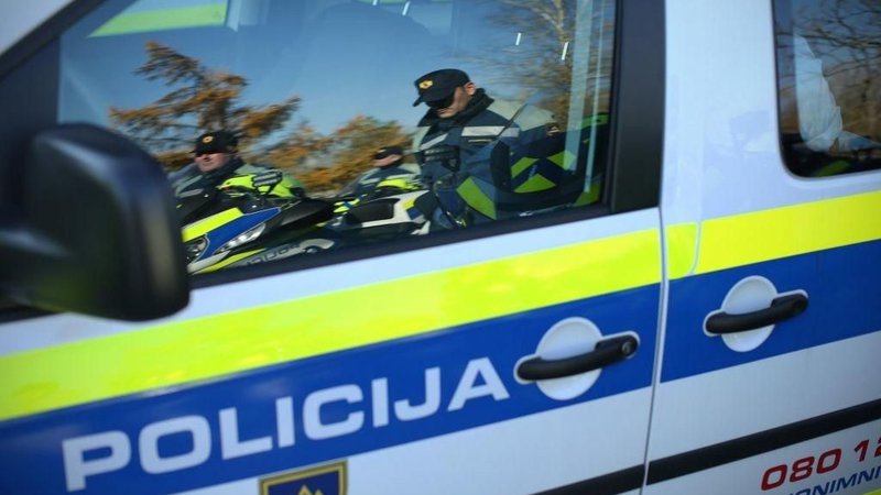 Fotografija: Policisti nadaljujejo z zbiranjem obvestil o vseh okoliščinah. FOTO: Jure Eržen/Delo
