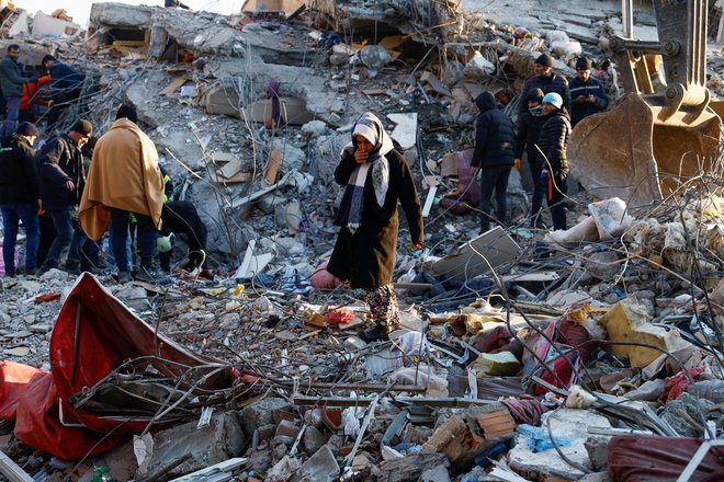 Prebivalci skušajo pod ruševinami sami najti preživele. FOTO: Suhaib Salem/Reuters

