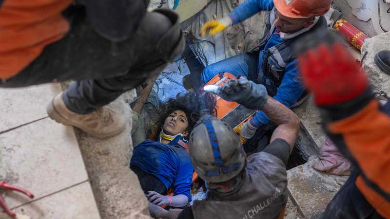 Fotografija: Šestnajstletna Melda je bila tri dni ujeta pod ruševinami, danes pa so jo reševalci potegnili iz ostankov stanovanjske zgradbe v Hatayu. Foto: Bulent Kilic/AFP
