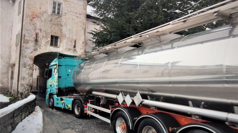 Fotografija: V grad Bistra so se nekoč vozili s kočijami, zdaj se s težkimi tovornjaki. FOTO: Občina Borovnica
